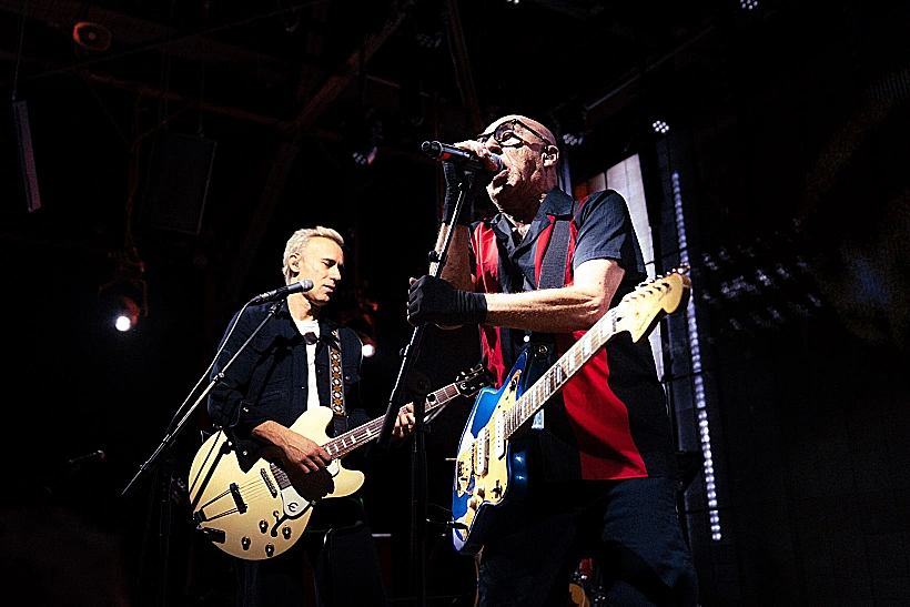 אסף אמדורסקי ורמי פורטיס בהופעה בבארבי