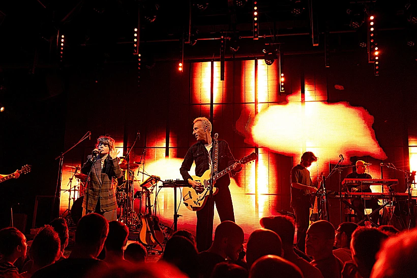 אסף אמדורסקי והילה רוח בהופעה בבארבי