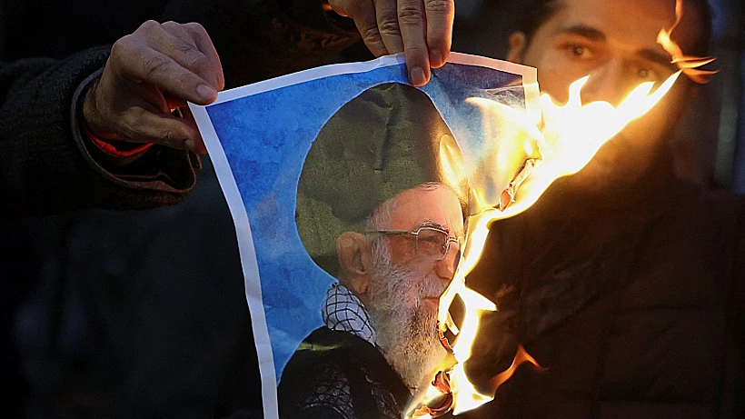 שריפת תמונה של חמינאי בהפגנה נגד המשטר האיראני