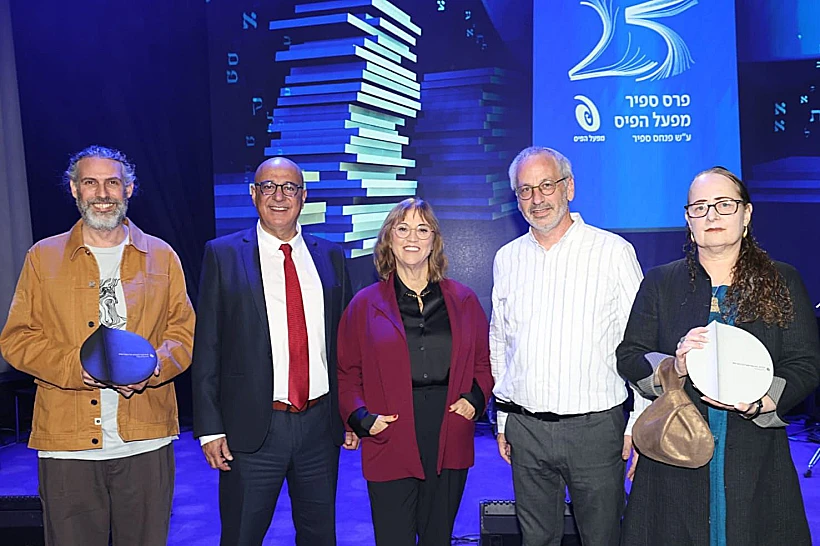 אמיר חרש (משמאל) ורוני פרצ'ק (מימין) בטקס פרס ספיר 2025