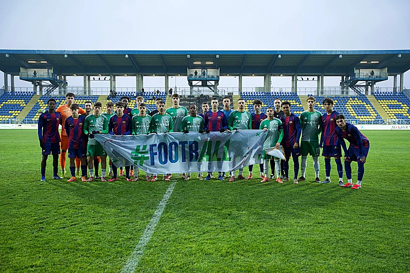 שחקני קבוצת הנוער של מכבי חיפה לפני המשחק מול ברצלונה