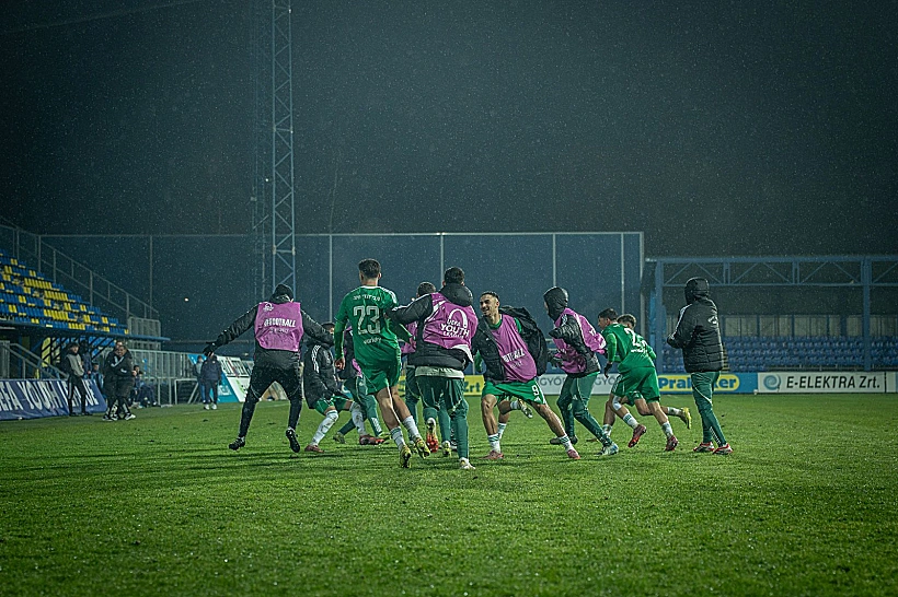 שחקני קבוצת הנוער של מכבי חיפה חוגגים את הניצחון על ברצלונה