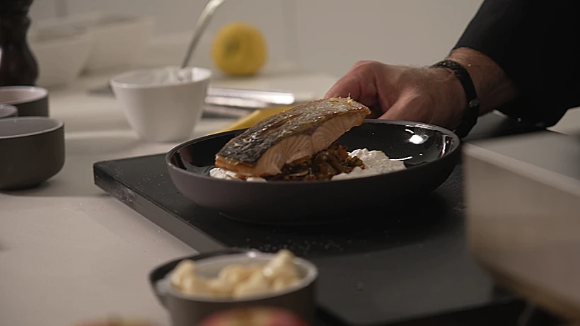 שף גולן ישראלי מכין את הגרסה שלו ל"פורל צלוי"