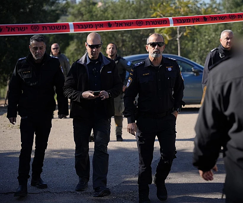 המפכ"ל דני לוי בזירת הרצח המשולש בסוואעד