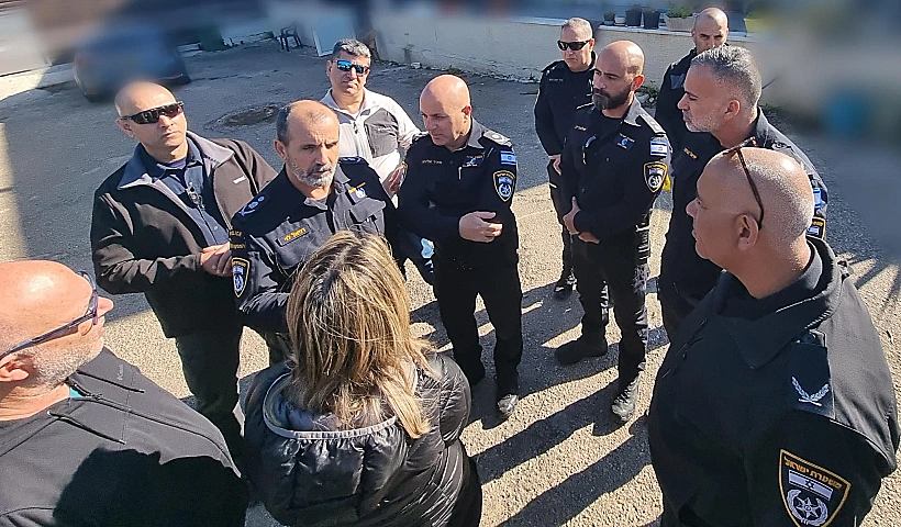 המפכ"ל דני לוי בזירת הרצח המשולש בסוואעד