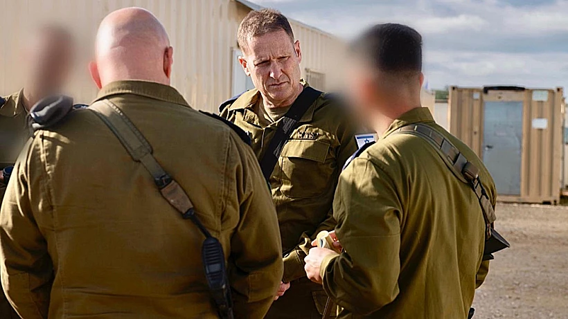 מפקד חיל האוויר האלוף תומר בר בסוללת כיפת ברזל