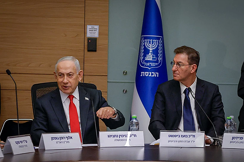 רה"מ נתניהו לצד יו"ר ועדת החוץ והביטחון בועז ביסמוט