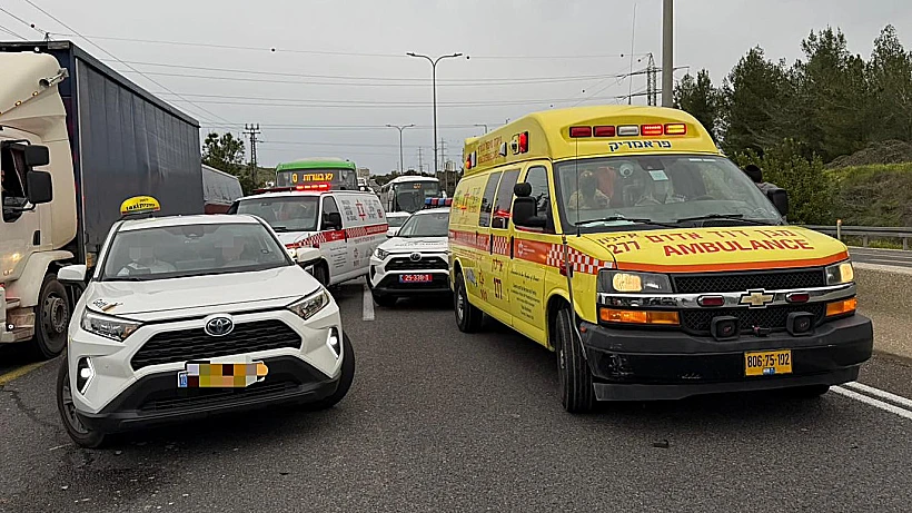 זירת תאונת הדרכים בכביש 443 סמוך לצומת מודיעין-מכבים-רעות