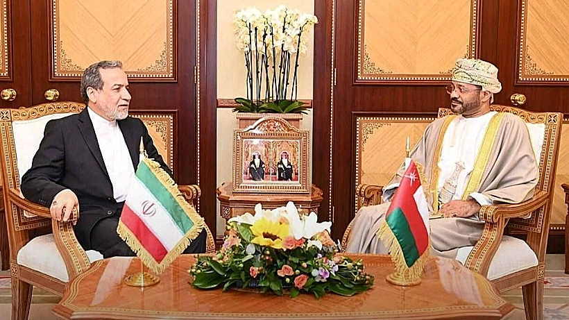 שר החוץ האיראני עבאס עראקצ'י עם מקבילו העומאני בדר אל-בוסאידי