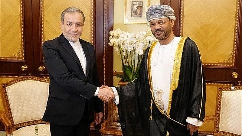 שר החוץ האיראני עבאס עראקצ'י עם מקבילו העומאני בדר אל-בוסאידי