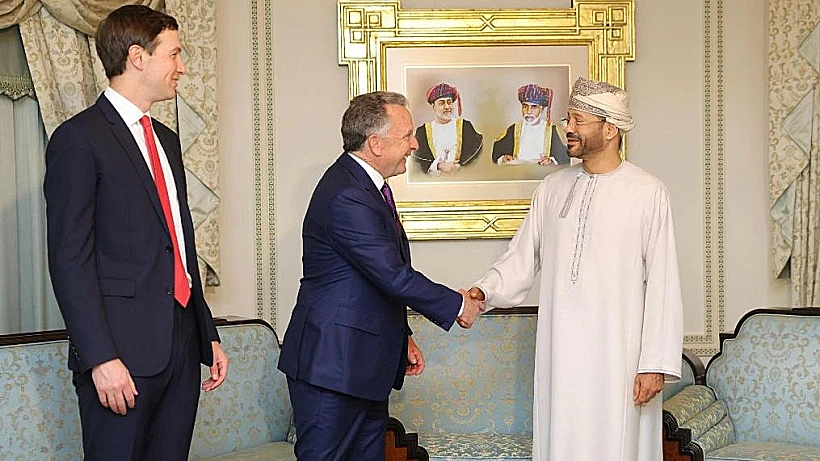 סטיב ויטקוף וג'ארד קושנר יחד עם שר החוץ של עומאן בדר אל-בוסאידי בסבב הראשון של שיחות המו"מ