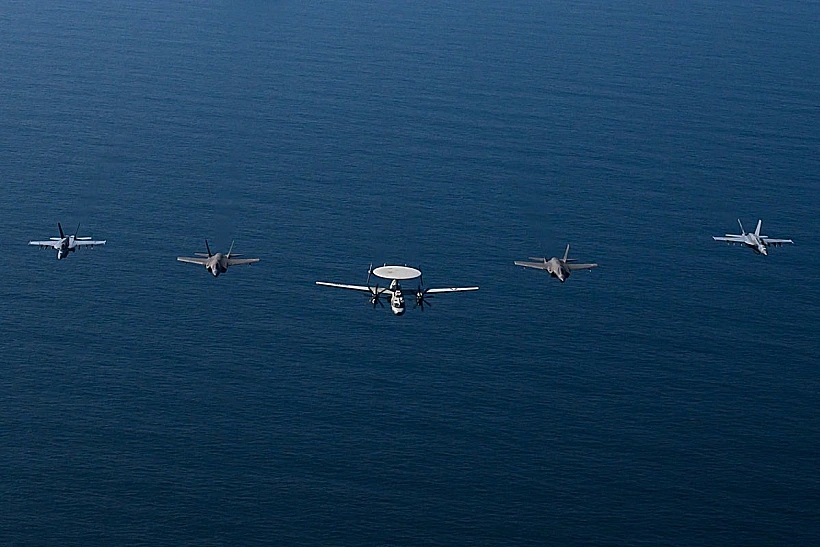 מטוסי חיל האוויר האמריקני בים הערבי