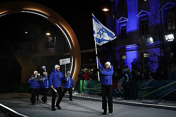 ג'ארד פיירסטון, גולש סקי, נושא את הדגל