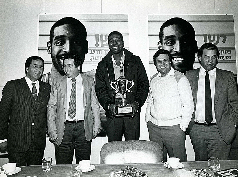 דייויד פדרמן לצד הכדורסלן קווין מגי בשנות ה-80