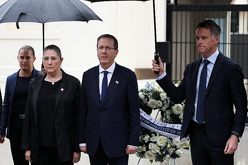 הנשיא הרצוג ורעייתו מיכל בזירת הפיגוע בחוף בונדיי בסידני