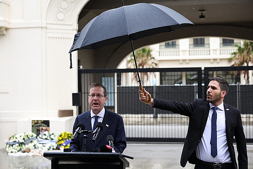 הנשיא הרצוג בזירת הפיגוע בחוף בונדיי בסידני