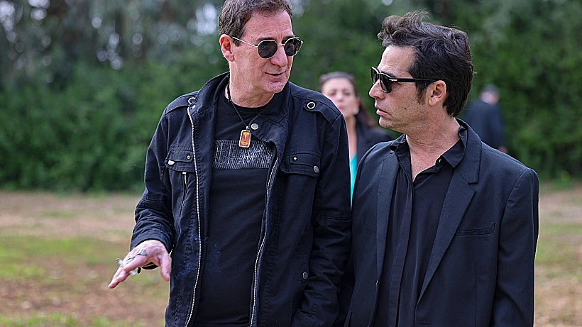 אביב גפן ותום פטרובר בהלוויה של מתי כספי