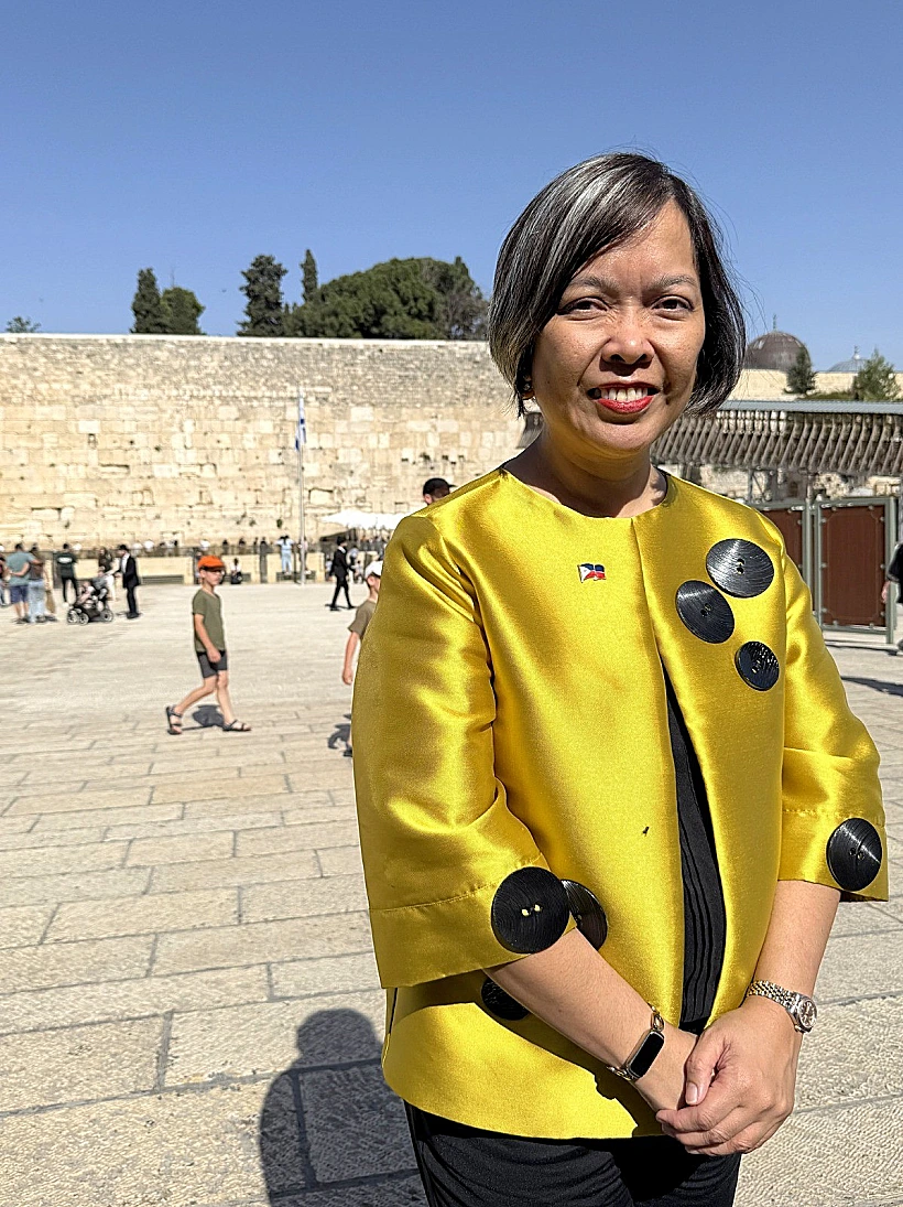 שגרירת הפיליפינים בישראל, הגברת  איליין מנדיולה