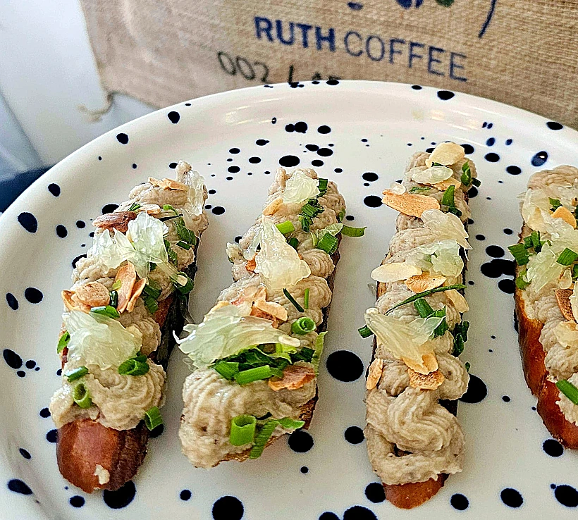 מנה בבית הקפה משיגנע זכרון יעקב