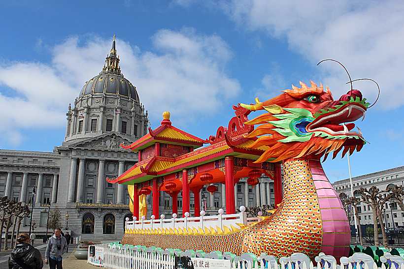 דרקון זהוב-אדום בחגיגות ראש השנה בסן פרנסיסקו