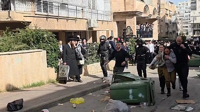 חילוץ חיילות מההמון בבני ברק