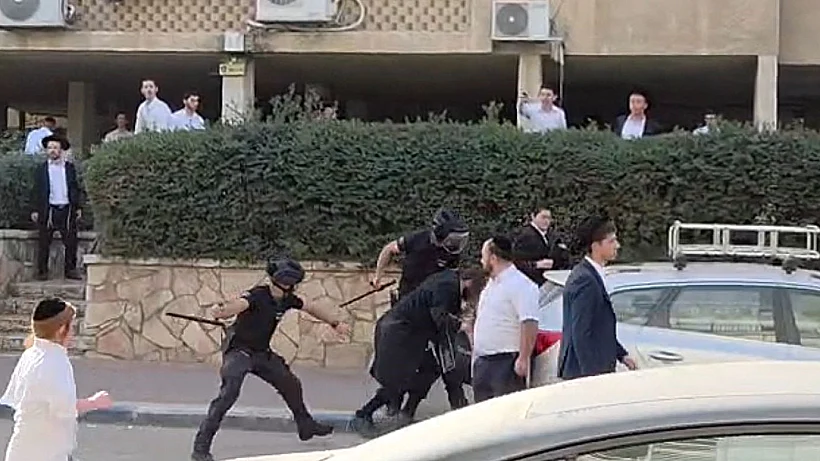 המהומה בבני ברק: שוטרים מכים מפגין