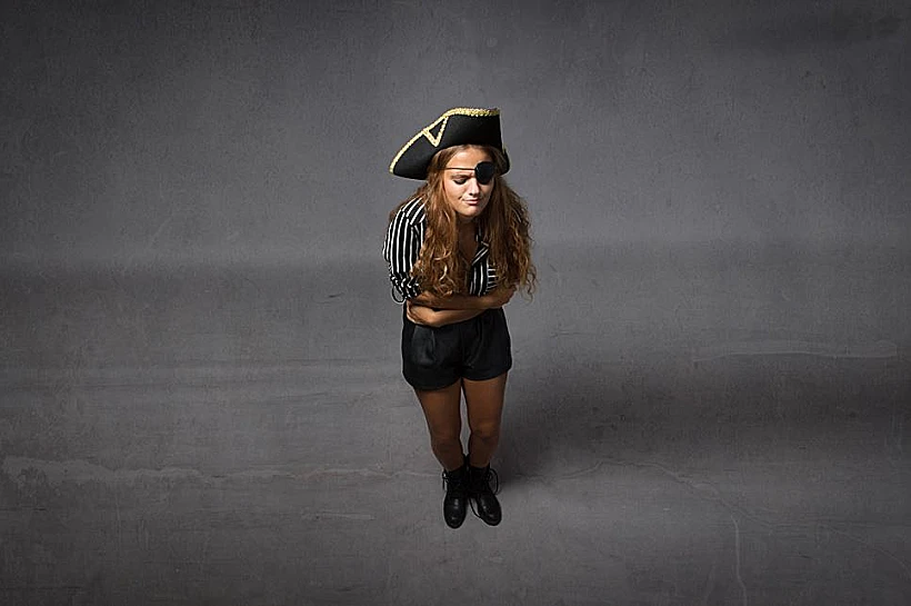 פיראטית עם כאבי בטן