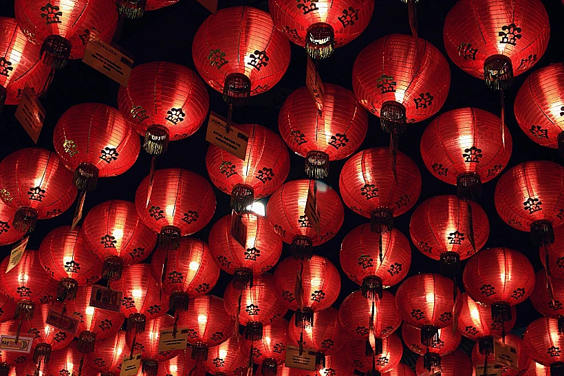 עששיות בצבע אדום המסמל מזל ושגשוג.