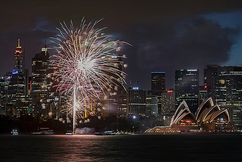 זיקוקים מעל בית האופרה של סידני