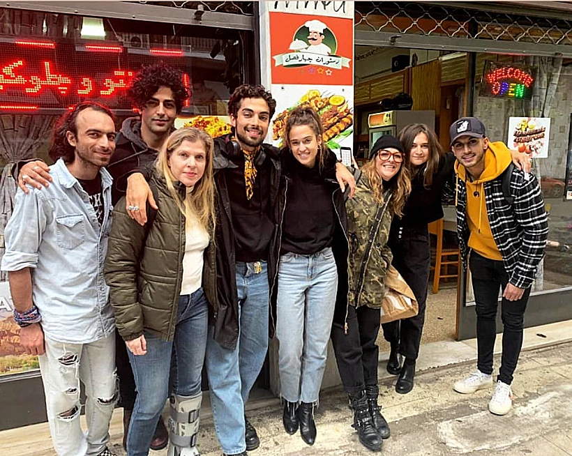 דנה עדן עם צוות הסדרה "טהרן"