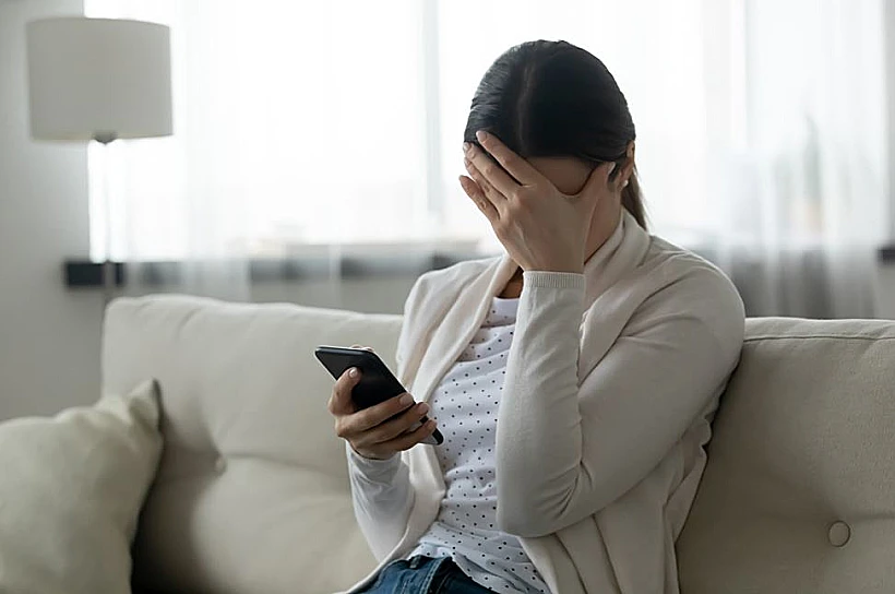 אישה מרכינה ראשה