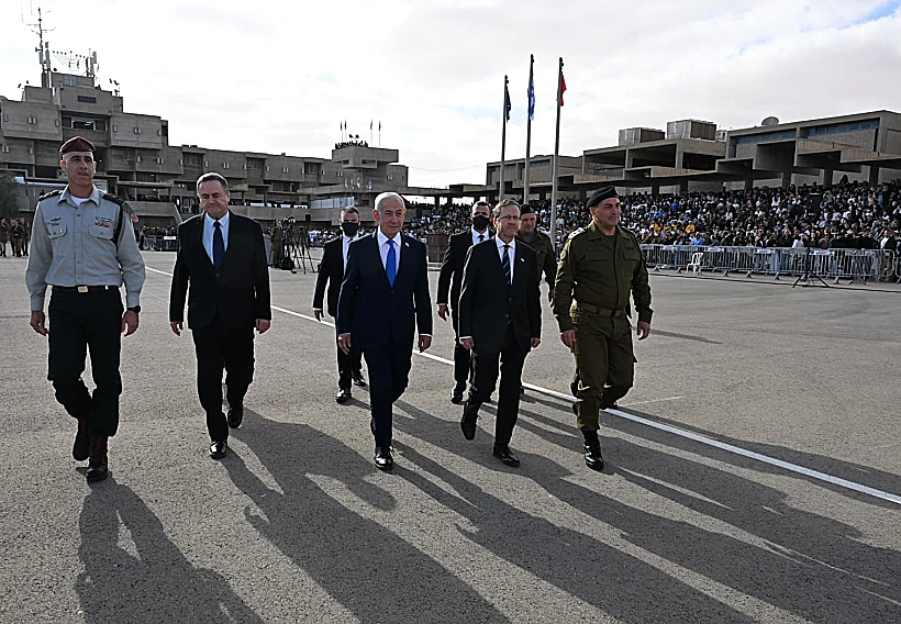 הרמטכ"ל זמיר, הנשיא הרצוג, רה"מ נתניהו והשר כ"ץ בטקס סיום קורס קצינים
