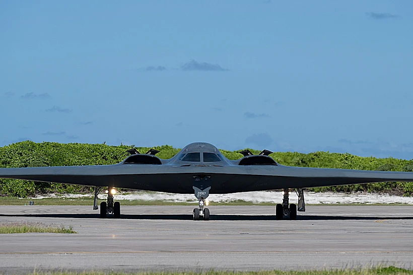 מפציץ B2 של צבא ארה"ב באי דייגו גרסיה באוקיינוס ההודי