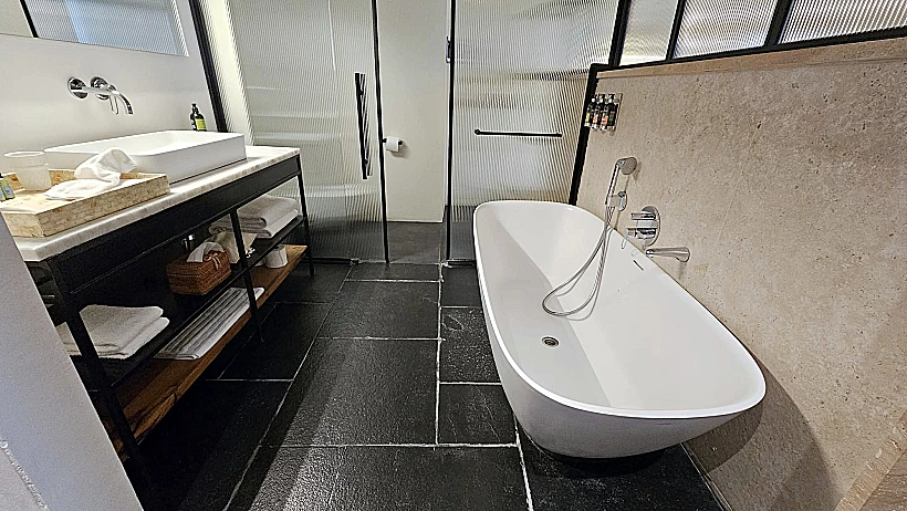 חדר הרחצה של מלון פרא