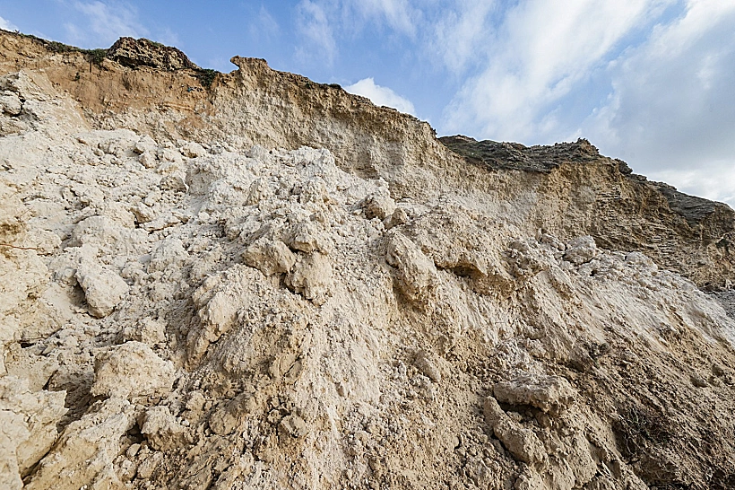 האזור בו קרס המצוק בחוף סידנא עלי בהרצליה