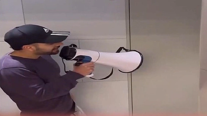 מרדכי דוד מחוץ לביתה של לוסי אהריש