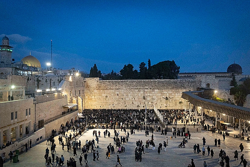 מתפללים בכותל המערבי