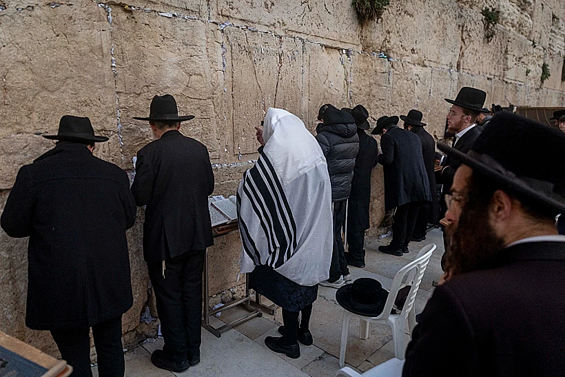 מתפללים בכותל המערבי