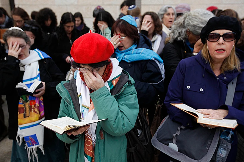 נשות הכותל בתפילה בכותל המערבי (ארכיון)