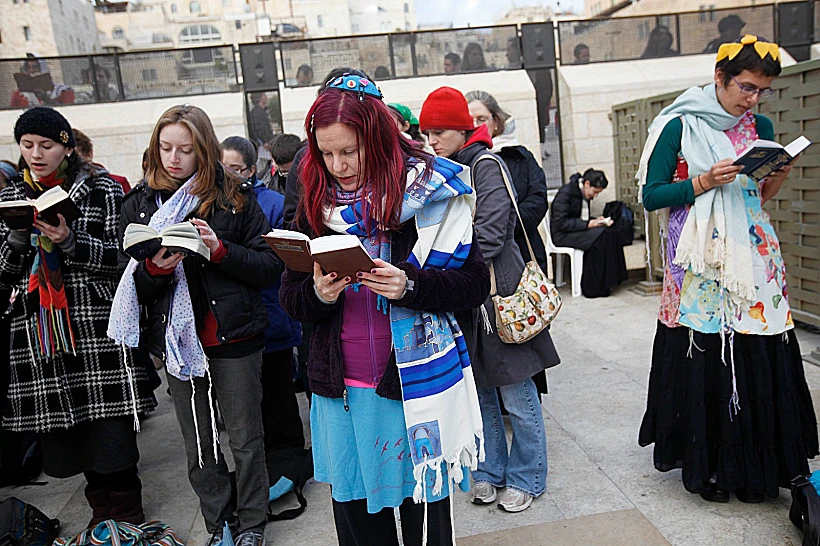 נשות הכותל בתפילה בכותל המערבי (ארכיון)