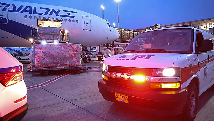 צוותי זק"א מחוץ למטוס אל על