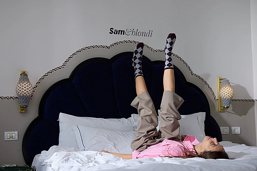 מלון סם ובלונדי מרשת פתאל