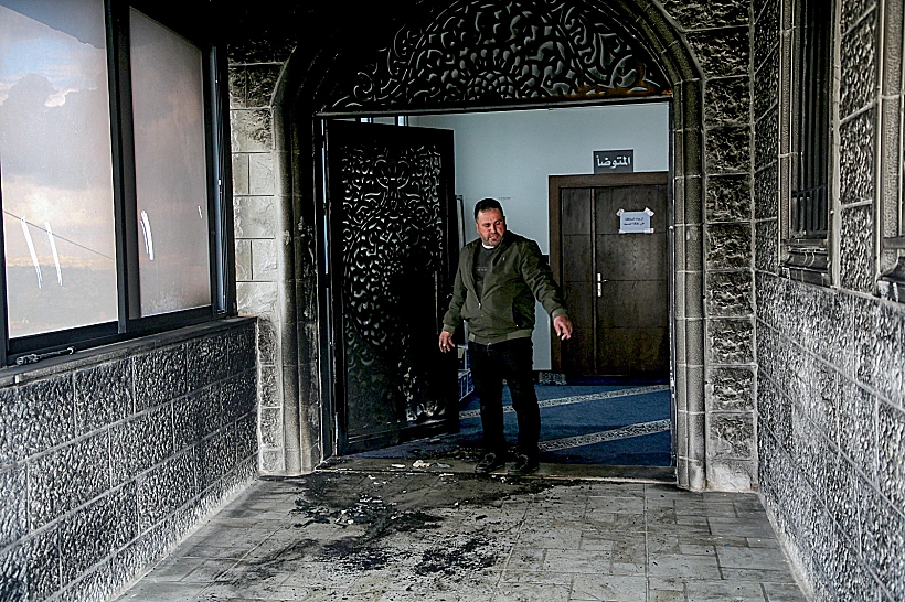 תוצאות ניסיון ההצתה בכניסת המסגד אבו בכר א-סדיק סמוך לשכם