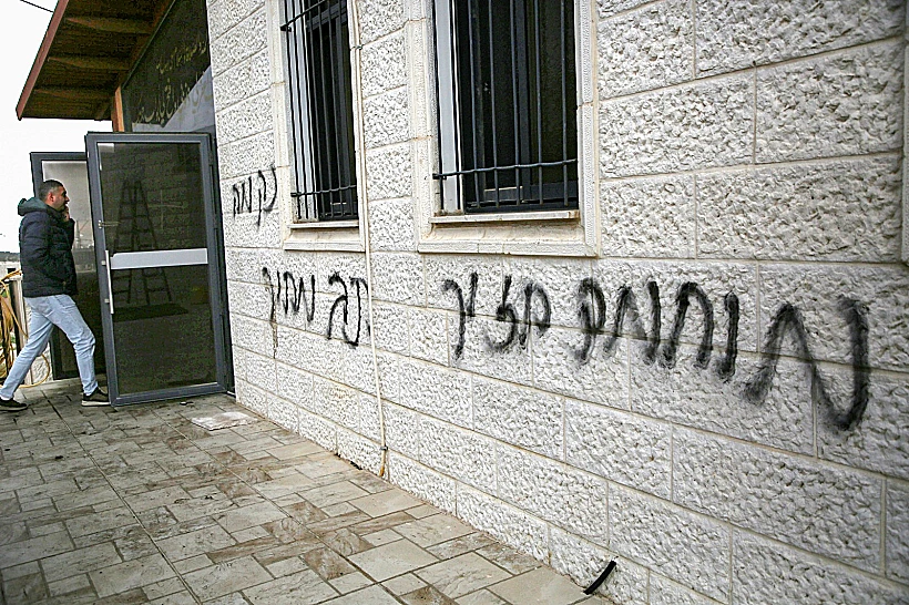 כתובות נאצה שרוססו על קירות המסגד אבו בכר א-סדיק סמוך לשכם