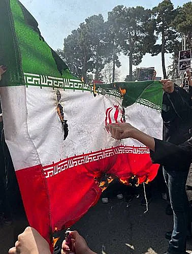 שריפת דגלי הרפובליקה האסלאמית בטהרן