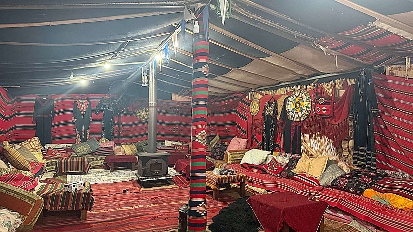 אירוח בתוך אוהל בדואי מסורתי