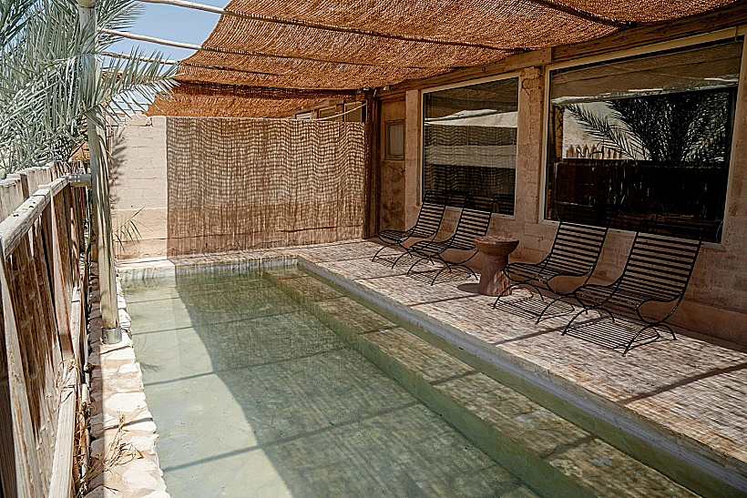 חדר זוגי עם בריכת אבן פרטית בריזורט הוולנס "Moa Living"