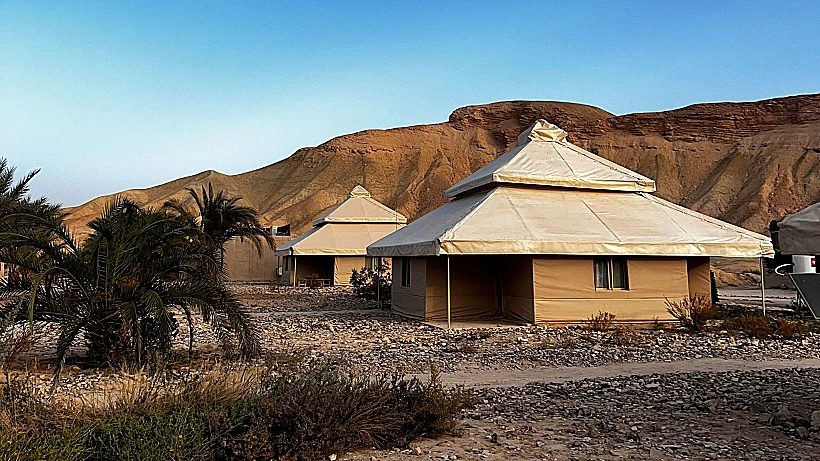 מתחם האוהלים הרג’סטניים בריזורט הוולנס "Moa Living"