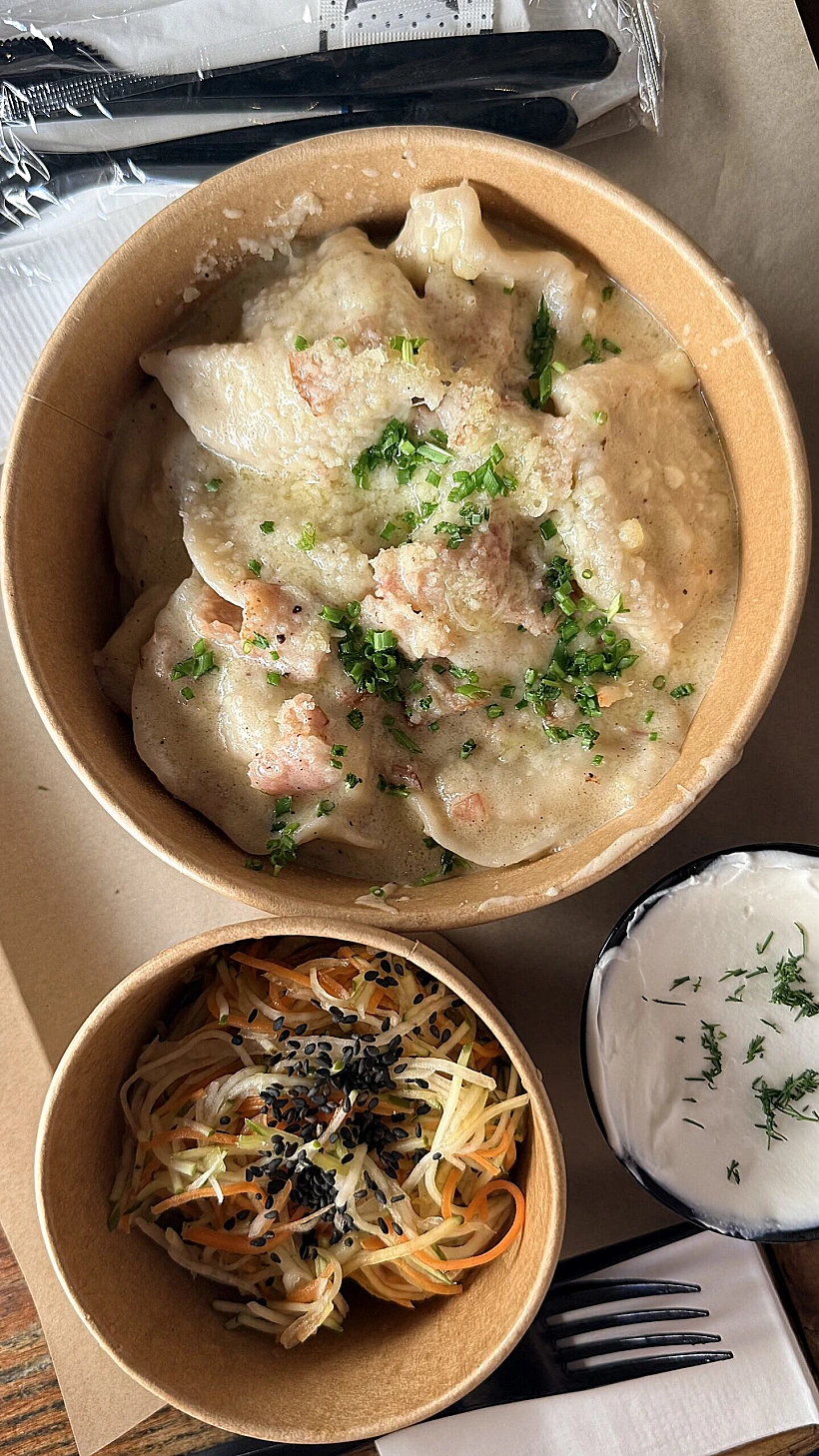 ורניקי כרוב בכיסוי מק אנד צ'יז עם בייקון ב"שלושת הדובים"