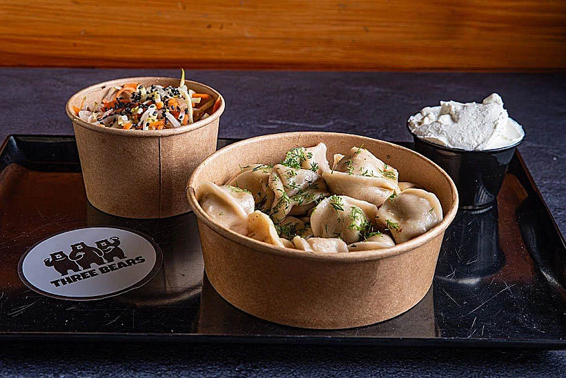 כיסונים, סלט אסייתי ושמנת חמוצה ב"שלושת הדובים"